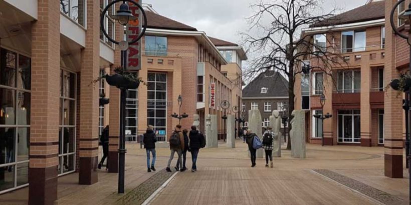 Leerlingen Were Di volgen les in het theater en de openbare bibliotheek